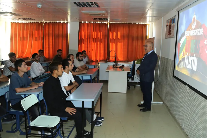 İlahiyat Fakültesi, 2025-2026 Akademik Yılına “İlk Ders Filistin” temasıyla başladı