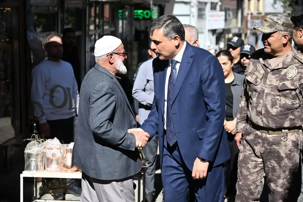 Çiftçi’nin esnafla kıskandıran sıcak muhabbeti…