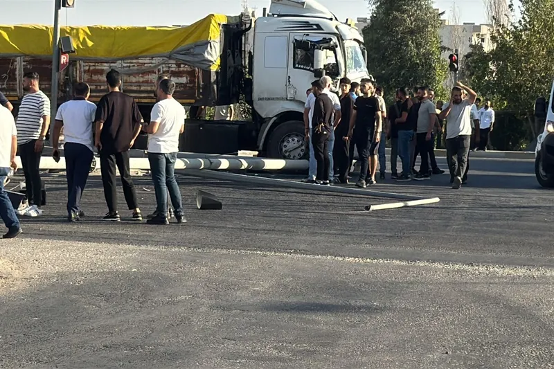 Mardin’de tır trafik ışıklarına çarptı: Yol trafiğe kapandı