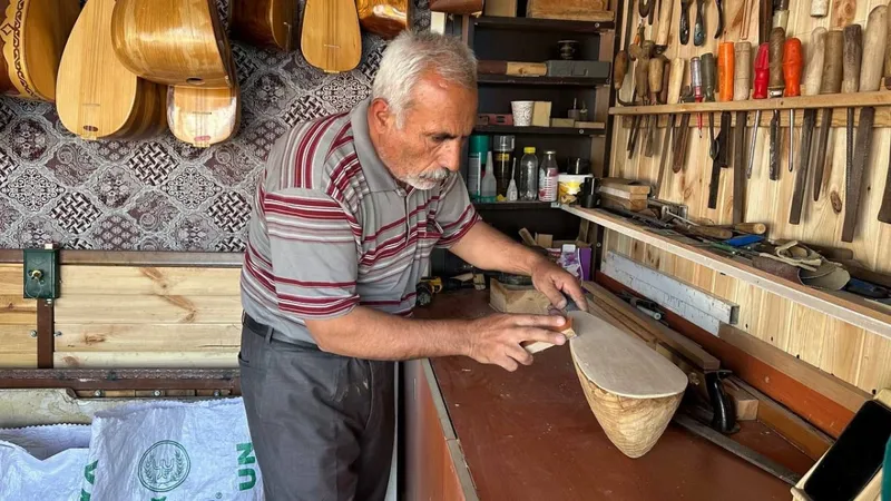 Saz ustası, Adıyaman Belediyesi’ne başvurdu: Sanatını yeniden icra etmeye başladı