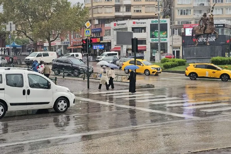 Meteoroloji’nin uyardığı Bursa’da haftanın ilk günü yağmurla başladı