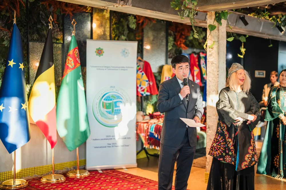 Turkmen cultural event in Brussels and fashion show during the independence day