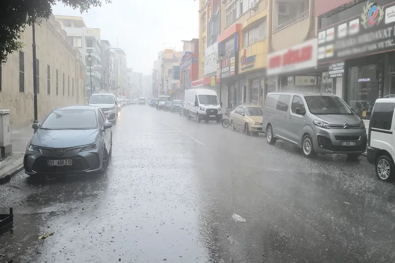 Adana’da beklenen eylül yağmurları başladı