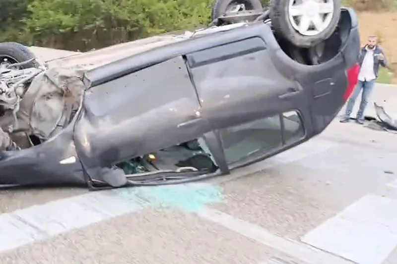 Bursa’da yağmur sonrası kayganlaşan yolda kaza: Araç takla attı