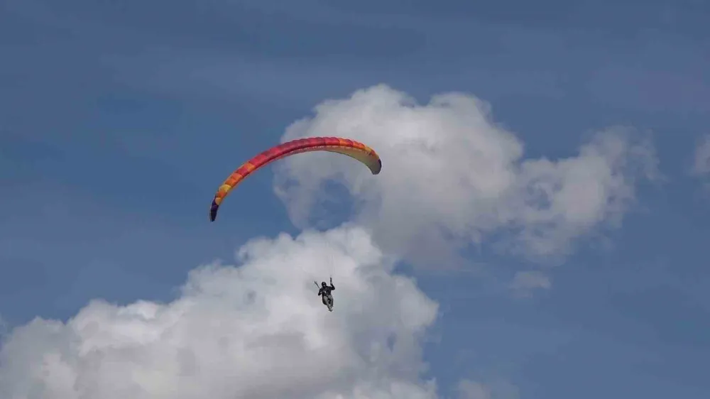 Erzurum’da Gökyüzü Rengarenk Paraşütlerle Şenlendi