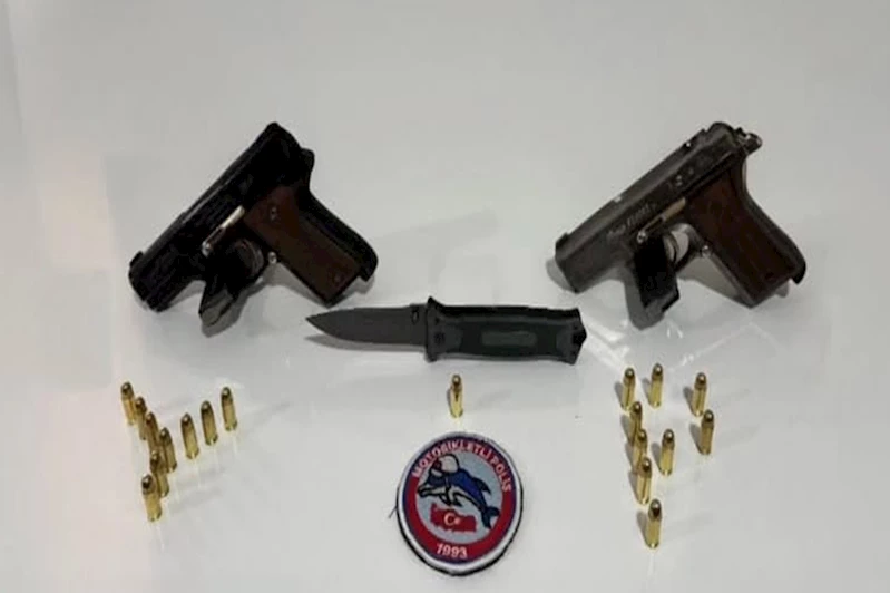 Şüpheli şahısların üzerinde silah ve kesici alet ele geçirildi