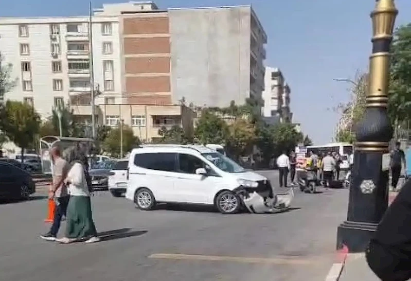 Siirt’te hafif ticari araç motosikletlilere çarptı: 2 yaralı