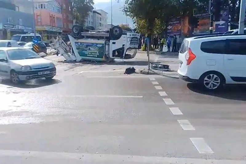 Bursa’da çöp kamyonu devrildi