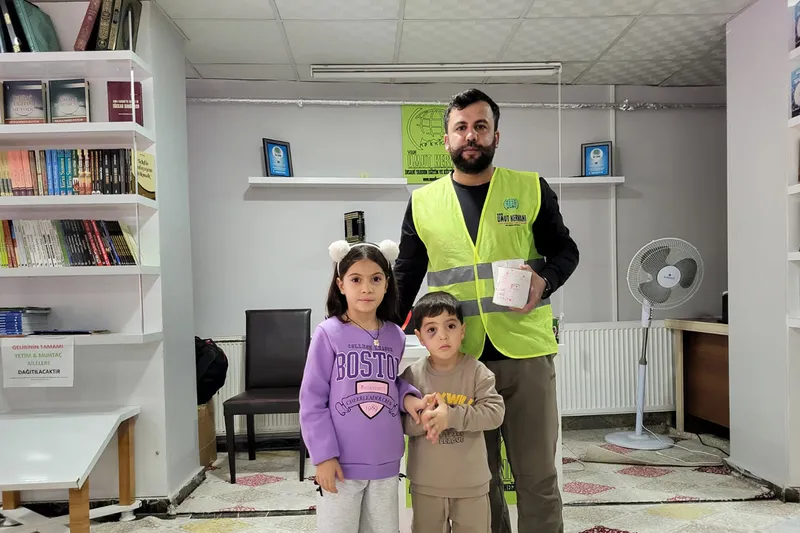 Vanlı çocuklar kumbaralarını Gazze