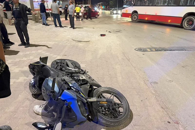 Otobüs ile motosiklet çarpıştı: Bir yaralı