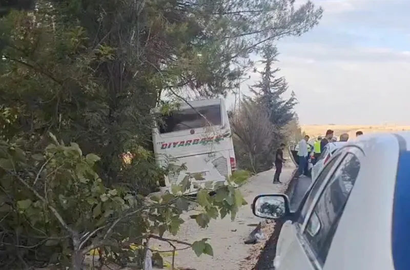 Adıyaman’da, otobüs ile otomobilin çarpıştığı feci kazada bir aile yok oldu  - Videolu Haber