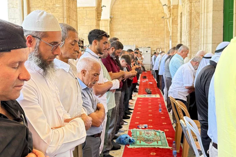 Siyonist kuşatmaya rağmen 40 bin Müslüman Aksa