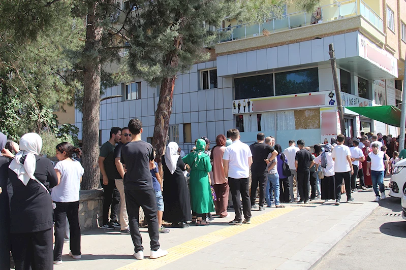 Okul kıyafeti satan mağazaların önünde uzun kuyruklar oluştu: Veliler duruma tepkili!