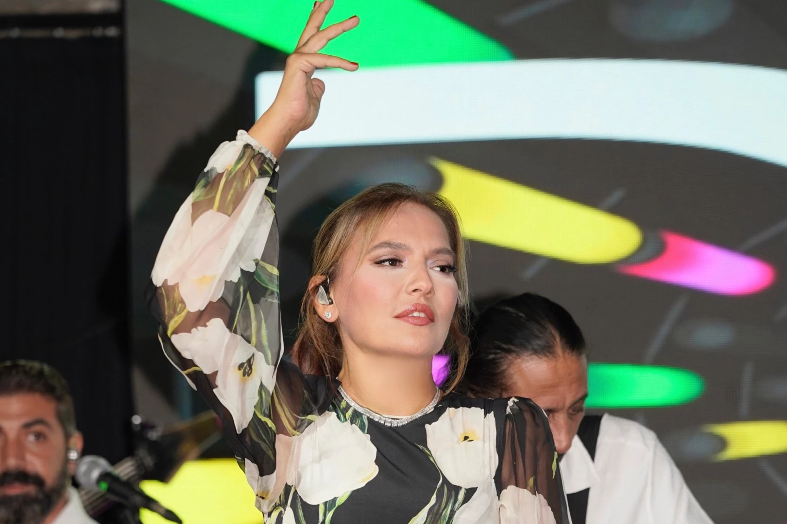 Demet Akalın’dan yaza veda!