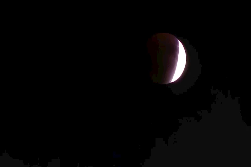 Diyarbakır semalarında kanlı ay tutulması: Gökyüzü kıpkırmızıya büründü