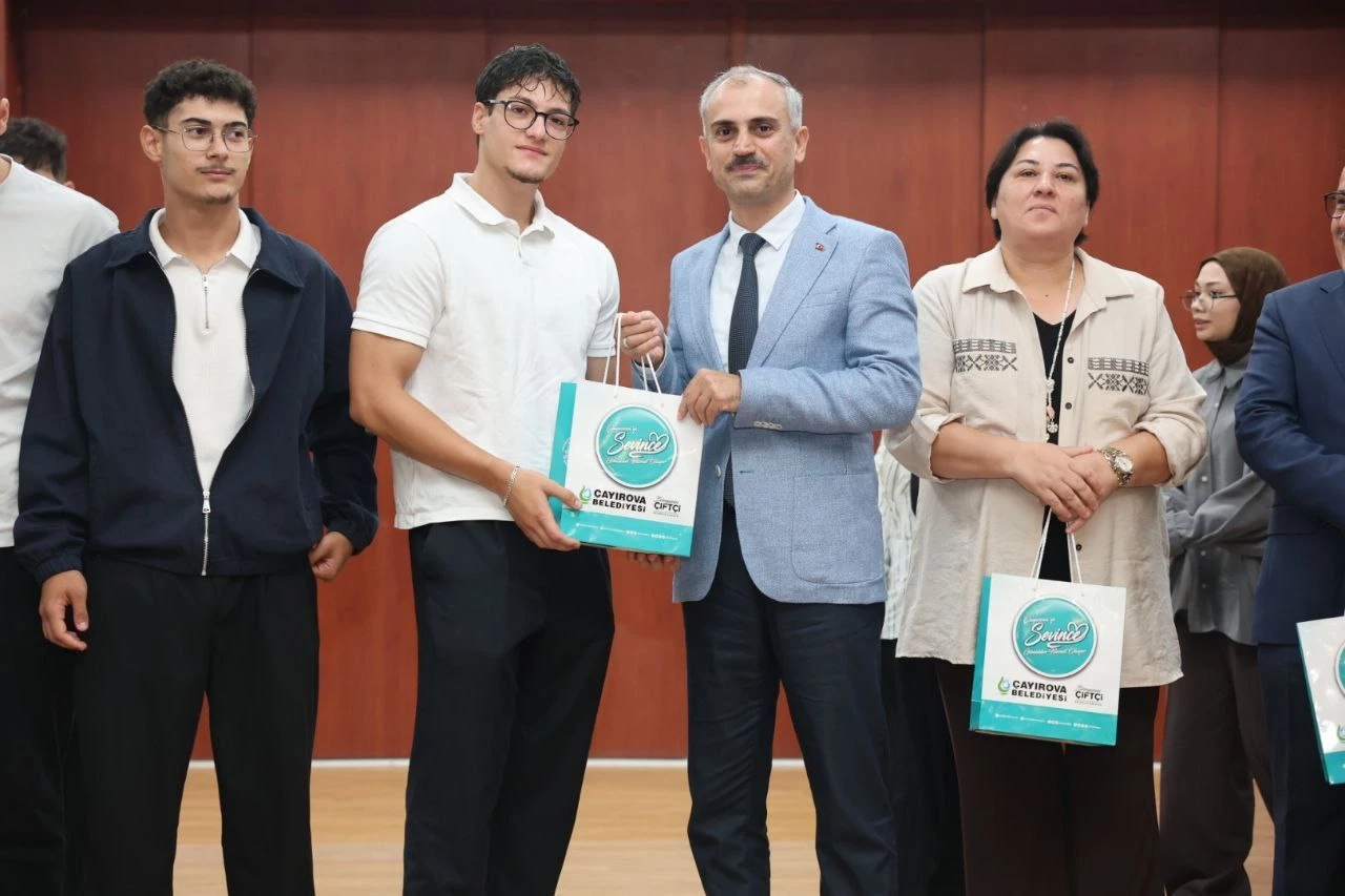 Üniversiteyi kazanan Çayırovalı gençlerle buluştu