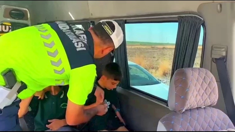 Ders zili çaldı, jandarma abileri minik öğrencileri yalnız bırakmadı  - Videolu Haber