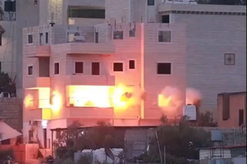 Siyonist rejim Filistinli direnişçinin evini havaya uçurdu